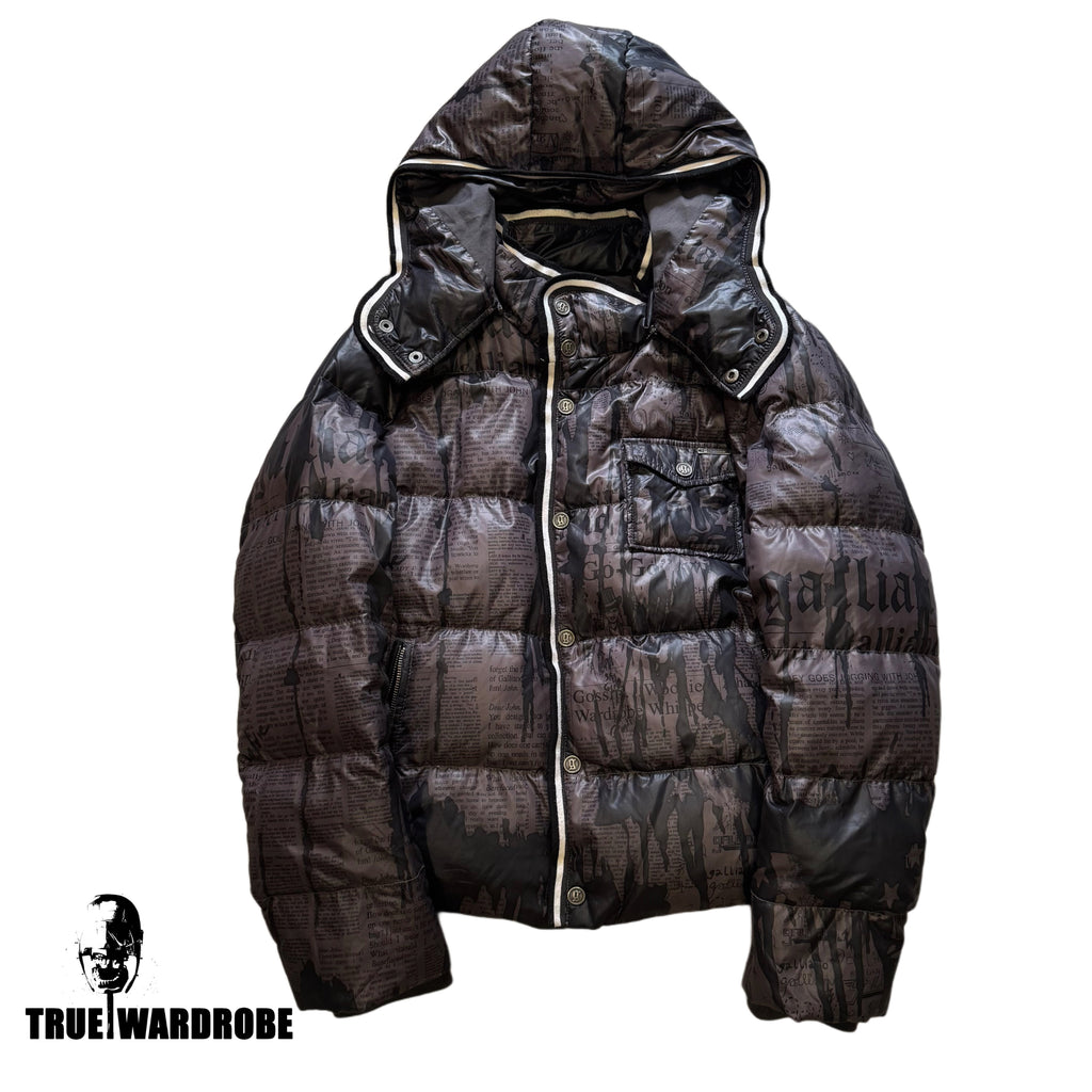 Chaqueta acolchada de plumón marrón con estampado de periódico de John Galliano