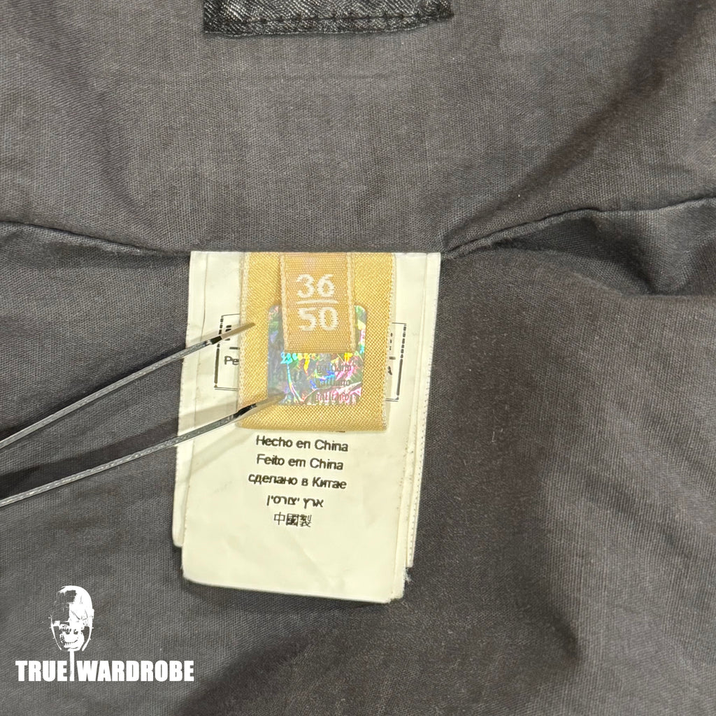 Chaqueta acolchada de plumón marrón con estampado de periódico de John Galliano